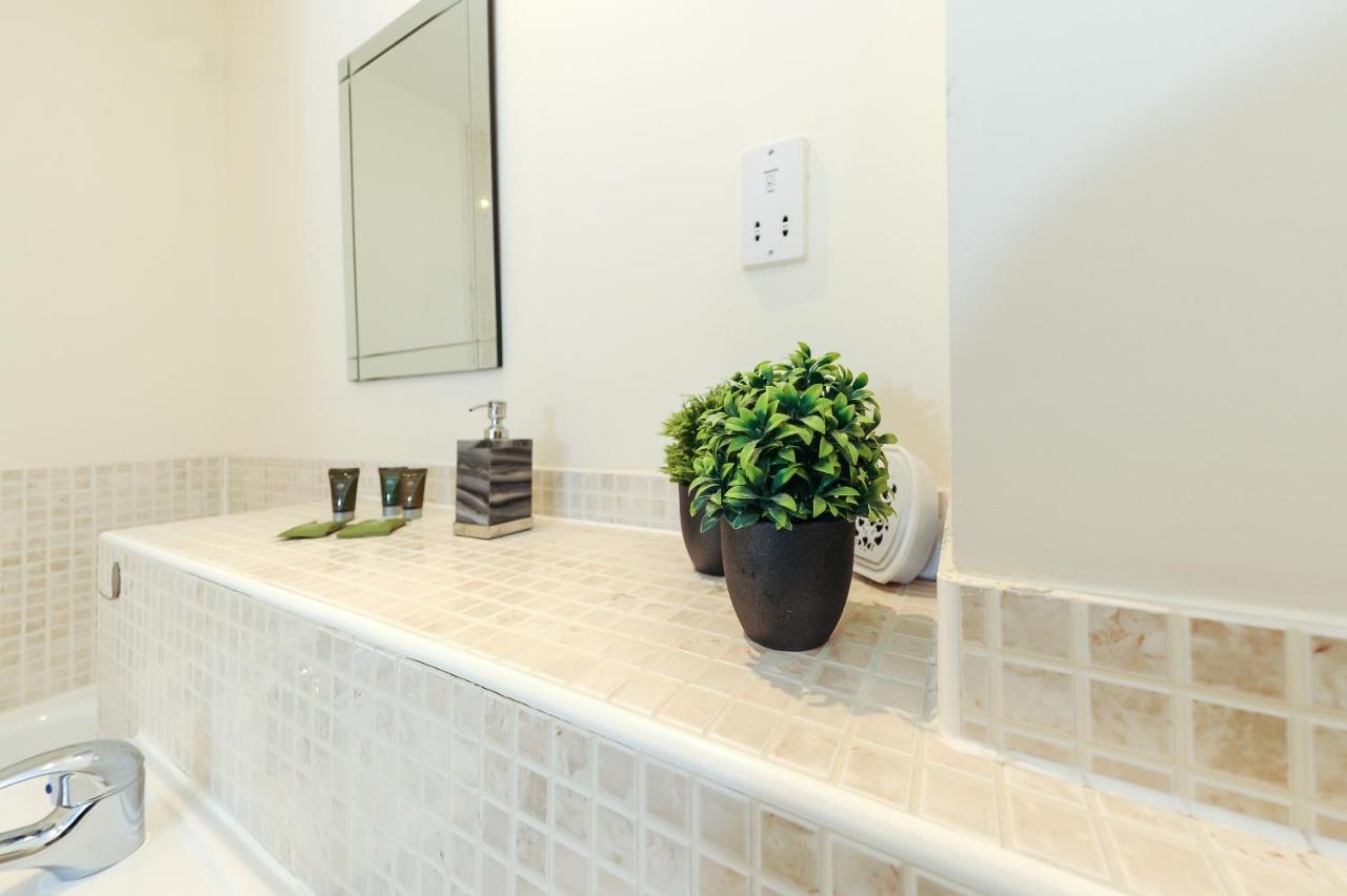 Hunters Wharf River View By Select Sa * Reading